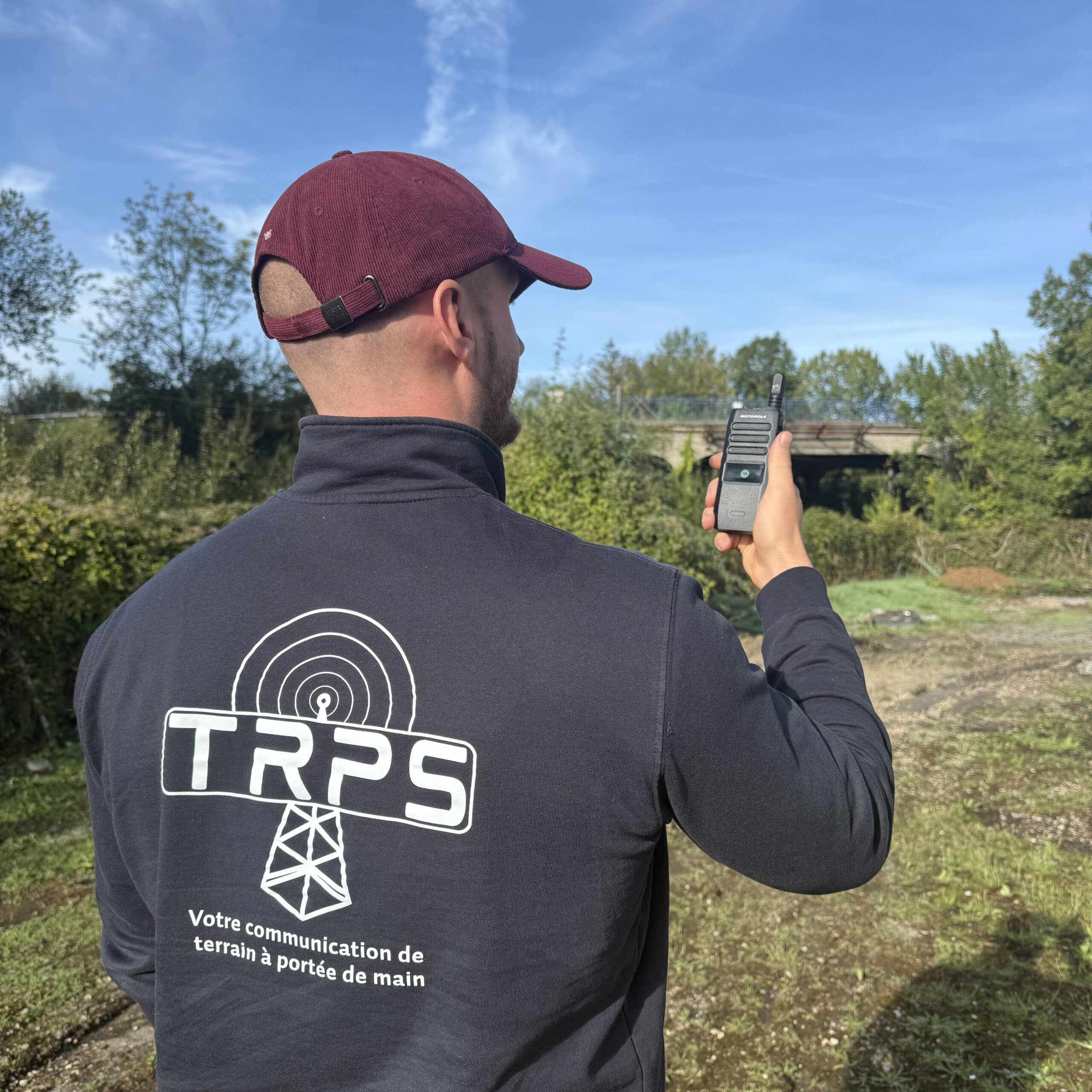 Technicien TRPS utilisant un terminal radio Motorola sur le terrain