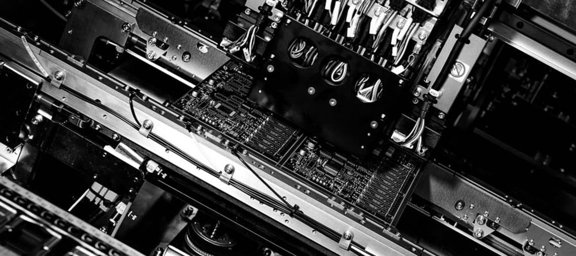 Machine de placement CMS posant des composants sur des cartes électroniques, chez Alliansys à Honfleur