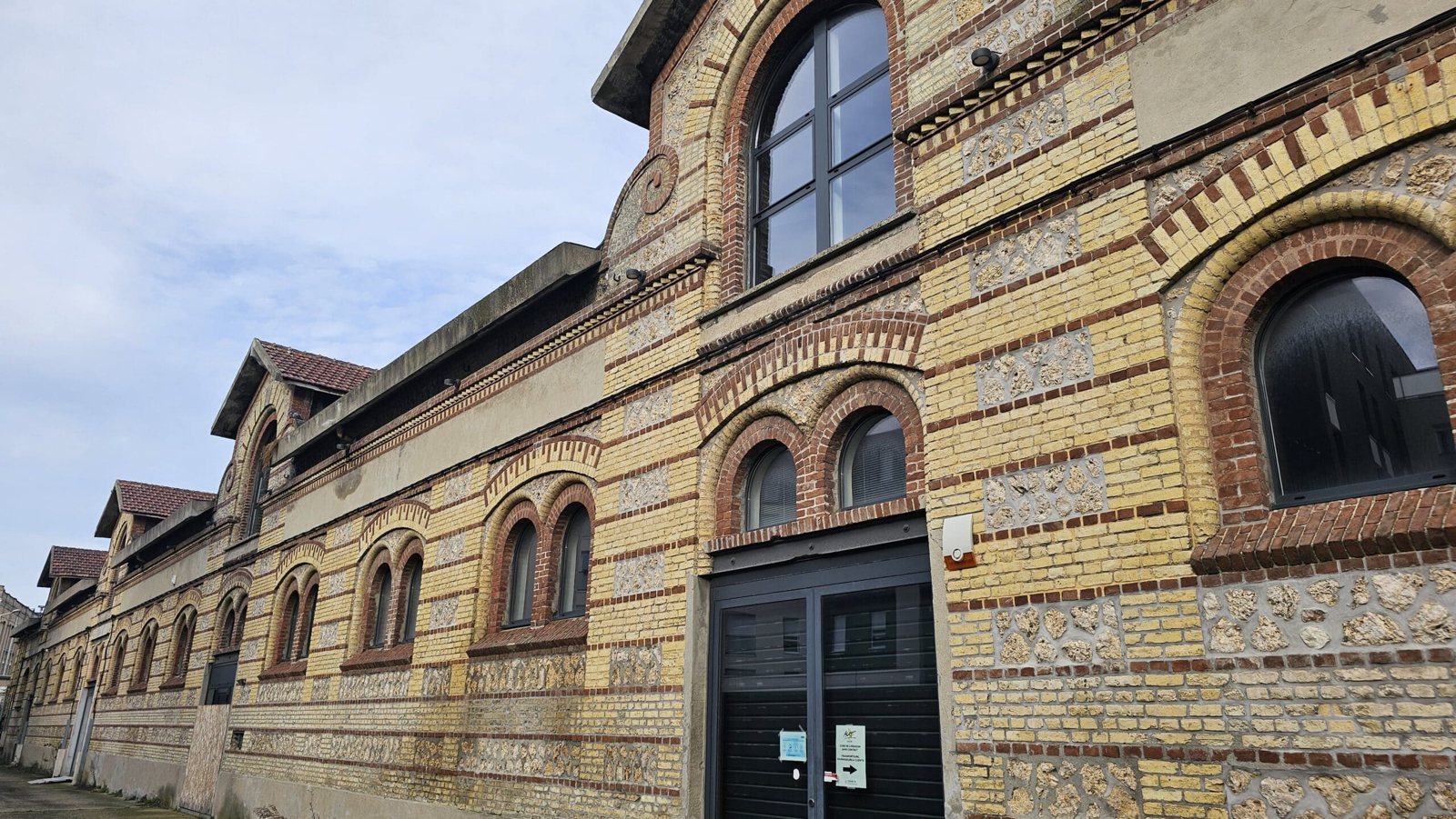 Façade en briques du BIC Valmy au Havre, où se trouve le Tech Lab Proxinnov Normandie